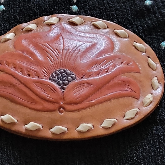 Vintage HAND TOOLED FLORAL BELT BUCKLE - Picture 2 of 6